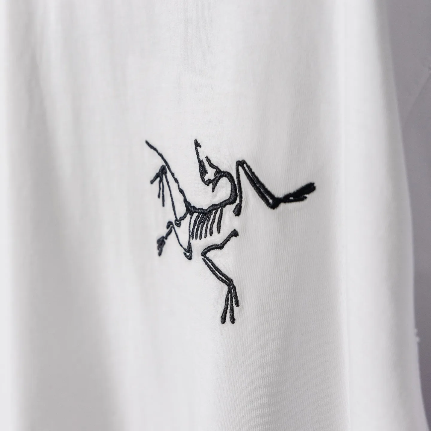 100 ARC'TERYX 26ss New Arrival T ， ，Breathable ， 。 ， ， ， Same Style 。 ， ， ； logo， ， 。Classic Versatile ， 、 ， 、 、 。 ， ， ！ ：Black White Size：M—XXL